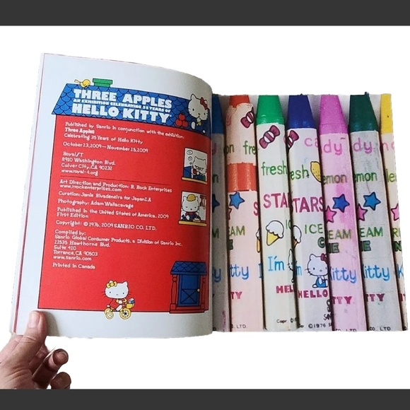 HELLO KITTY- Three Apples- An Exhibition Celebrating 35 Years Book- 2009 - Picture 5 of 5